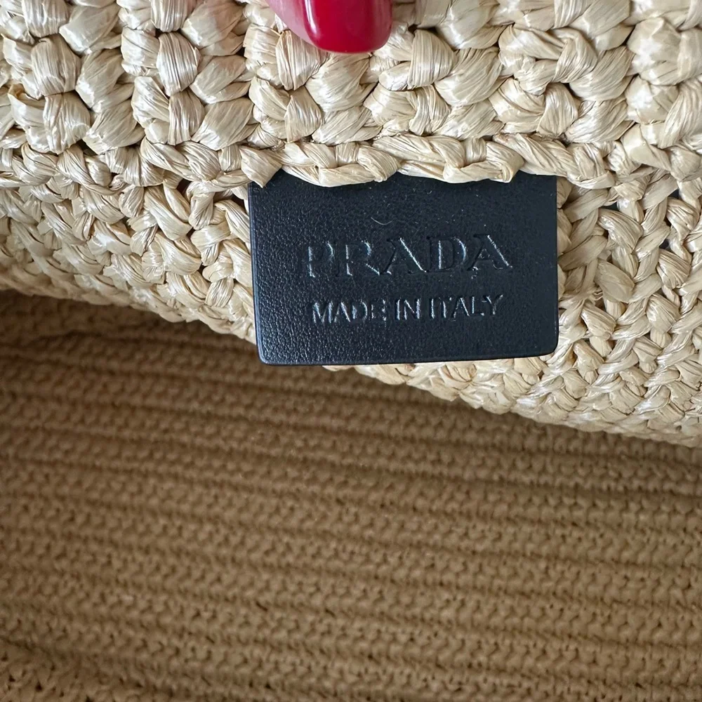 Prada - Picture 6 of 7